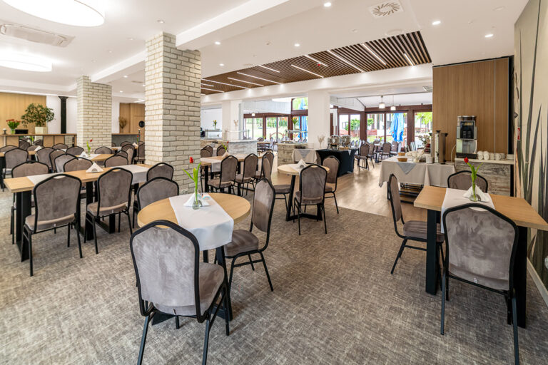Ośrodek wypoczynkowy- zdjęcie sali restauracyjnej