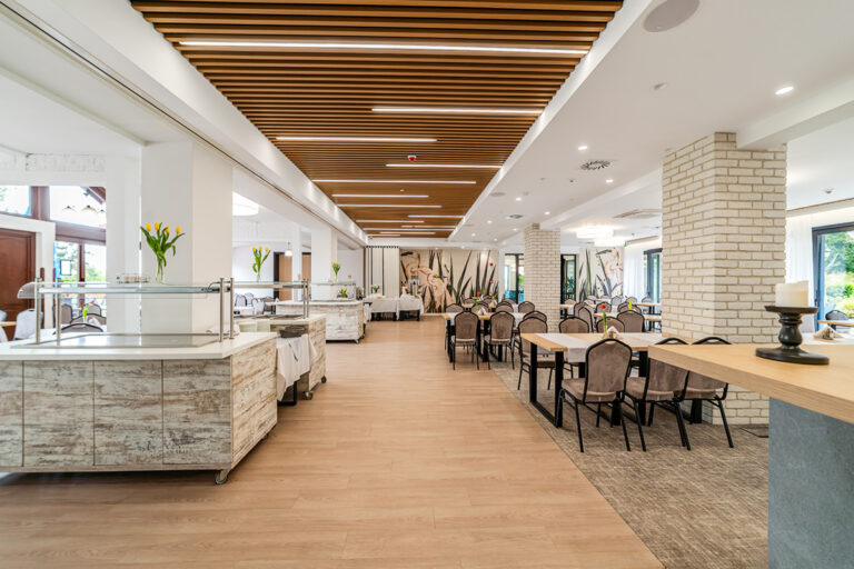 Ośrodek wypoczynkowy- zdjęcie sali restauracyjnej
